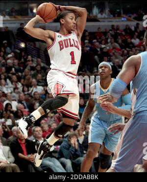 KEIN FILM, KEIN VIDEO, KEIN TV, KEINE DOKUMENTATION - Chicago Bulls Point Guard Derrick Rose (1) sucht einen Pass im zweiten Viertel während des NBA Basketball-Spiels, Chicago Bulls gegen Denver Nuggets im United Center in Chicago, IL, USA am 8. November 2010. Die Bulls gewannen 94-92. Foto von Nuccio DiNuzzo/Chicago Tribune/MCTABACAPRESS.COM Stockfoto