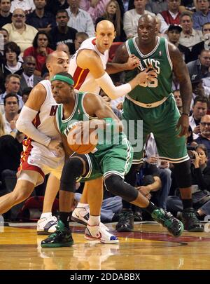 KEIN FILM, KEIN VIDEO, KEIN Fernsehen, KEINE DOKUMENTATION - Paul Pierce von Boston Celtics fährt im ersten Quartal während des NBA-Basketballmatches Miami Heat gegen Boston Celtics in der American Airlines Arena in Miami, FL, USA, am 11. November 2010 in den Korb gegen Miami Heat Defender Carlos Arroyo. Die Celtics besiegten die Hitze, 112-107. Foto von Hector Gabino/El Nuevo Herald/MCT/ABACAPRESS.COM Stockfoto