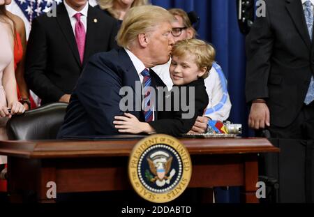 US-Präsident Donald Trump küsst sieben Jahre alten Jungen aus Indianapolis Jordan McLinn nach der Unterzeichnung in Gesetz die S. 204, die "Recht auf Versuch Act" beabsichtigt, den Zugang von Endpatienten zu Prüfpräparaten im South Court Auditorium am 30. Mai 2018 in Washington, DC zu erweitern. Foto von Olivier Douliery/ Abaca Press Stockfoto