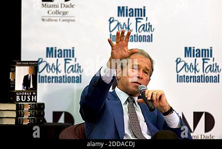 KEIN FILM, KEIN VIDEO, KEIN Fernsehen, KEIN DOKUMENTARFILM - der ehemalige Präsident George W. Bush spricht auf der Miami Book Fair International 2010 in Miami, Florida, am Sonntag, den 14. November 2010 über sein neues Buch "Decision Points". Foto von Patrick Farrell/Miami Herald/MCT/ABACAPRESS.COM Stockfoto