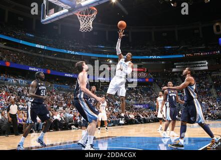 KEIN FILM, KEIN VIDEO, KEIN Fernsehen, KEINE DOKUMENTATION - Orlando Center Dwight Howard (12) schießt aus der Farbe in der ersten Hälfte während des NBA Basketball-Spiels, Orlando Magic gegen Memphis Grizzlies im Amway Center in Orlando, FL, USA am 15. November 2010. Magic gewann 89-72. Foto von Gary W. Green/Orlando Sentinel/MCT/ABACAPRESS.COM Stockfoto