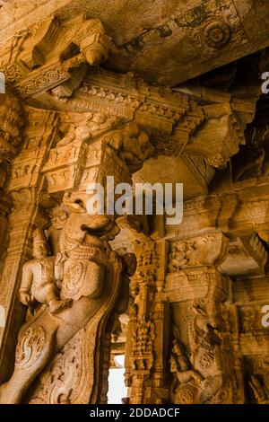 Indien, Karnataka, Hampi, Schnitzereien am Tempel des Vijaya Vittala Komplexes im Wüstental von Hampi Stockfoto