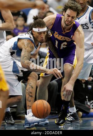 KEIN FILM, KEIN VIDEO, KEIN Fernsehen, KEINE DOKUMENTATION - Michael Beasley von Minnesota Timberwolves, links, kämpft um den Besitz eines losen Balls mit dem Los Angeles Lakers' Pau Gasol (16) in der ersten Hälfte während des NBA-Basketballmatches, Minnesota Timberwolves gegen Los Angeles Lakers im Target Center in Minneapolis, MN, USA am 19. November 2010. Los Angeles Lakers gewann 112-95. Foto von Kyndell Harkness/Minneapolis Star Tribune/MCT/ABACAPRESS.COM Stockfoto