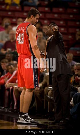 KEIN FILM, KEIN VIDEO, KEIN Fernsehen, KEINE DOKUMENTATION - New Jersey Nets Cheftrainer Avery Johnson, rechts, macht einen Punkt auf Kris Humphries, nachdem er im ersten Viertel während des NBA Basketball-Spiels ersetzt wurde, Sacramento Kings gegen New Jersey Nets in der Arco Arena in Sacramento, CA, USA am 19. November 2010. Die Könige schlüpften an den Netzen vorbei, 86-81. Foto von Jose Luis Villegas/Sacramento Bee/MCT/ABACAPRESS.COM Stockfoto