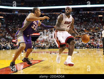 KEIN FILM, KEIN VIDEO, KEIN Fernsehen, KEINE DOKUMENTATION - LeBron James von Miami Heat, rechts, geht im zweiten Quartal während des NBA-Basketballmatches Miami Heat gegen Phoenix Suns in der American Airlines Arena in Miami, FL, USA, am 17. November 2010 in den Korb gegen den Grant Hill der Phoenix Suns. Die Hitze zertrat die Sonnen, 123-96. Foto von Hector Gabino/El Nuevo Herald/MCT/ABACAPRESS.COM Stockfoto