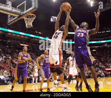 KEIN FILM, KEIN VIDEO, KEIN Fernsehen, KEINE DOKUMENTATION - Udonis Haslem (40) von Miami Heat kämpft im zweiten Quartal während des NBA-Basketballmatches Miami Heat gegen Phoenix Suns in der American Airlines Arena in Miami, FL, USA, am 17. November um einen Rebound gegen Jason Richardson (23) von Phoenix Suns. 2010. Die Hitze zertrat die Sonnen, 123-96. Foto von Hector Gabino/El Nuevo Herald/MCT/ABACAPRESS.COM Stockfoto