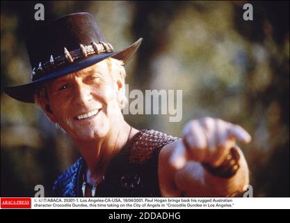 KEIN FILM, KEIN VIDEO, KEIN TV, KEIN DOKUMENTARFILM - © KRT/ABACA. 25301-1. Los Angeles-CA-USA, 18/04/2001. Paul Hogan bringt seinen robusten australischen Charakter Crocodile Dundee zurück und nimmt dieses Mal die Stadt der Engel in Crocodile Dundee in Los Angeles auf. Stockfoto