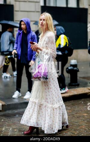 Street Style, Ankunft in Tibi Frühjahr Sommer 2019 Ready-to-Wear-Show, an der Wall Street, in New York City, NY, USA, am 9. September 2018 statt. Foto von Marie-Paola Bertrand-Hillion/ABACAPRESS.COM Stockfoto