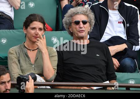 Regisseur Elie Chouraqui und seine Tochter Sarah besuchen am 2018 30. Mai 2018 den French Open - Tag 4 bei Roland Garros in Paris, Frankreich. Foto von Laurent Zabulon/ABACAPRESS.COM Stockfoto