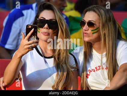 Larissa Pereira, 25, die Frau des 26-jährigen brasilianischen Spielers Roberto Firmino bei der FIFA Fußball-Weltmeisterschaft Brasilien gegen Serbien Spiel im Spartak-Stadion, Moskau, Russland am 27. Juni 2018. Foto von Christian Liewig/ABACAPRESS.COM Stockfoto