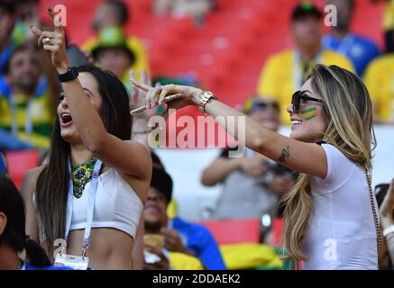Larissa Pereira, 25, die Frau des 26-jährigen brasilianischen Spielers Roberto Firmino bei der FIFA Fußball-Weltmeisterschaft Brasilien gegen Serbien Spiel im Spartak-Stadion, Moskau, Russland am 27. Juni 2018. Foto von Christian Liewig/ABACAPRESS.COM Stockfoto