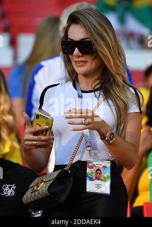 Larissa Pereira, 25, die Frau des 26-jährigen brasilianischen Spielers Roberto Firmino bei der FIFA Fußball-Weltmeisterschaft Brasilien gegen Serbien Spiel im Spartak-Stadion, Moskau, Russland am 27. Juni 2018. Foto von Christian Liewig/ABACAPRESS.COM Stockfoto