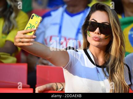 Larissa Pereira, 25, die Frau des 26-jährigen brasilianischen Spielers Roberto Firmino bei der FIFA Fußball-Weltmeisterschaft Brasilien gegen Serbien Spiel im Spartak-Stadion, Moskau, Russland am 27. Juni 2018. Foto von Christian Liewig/ABACAPRESS.COM Stockfoto