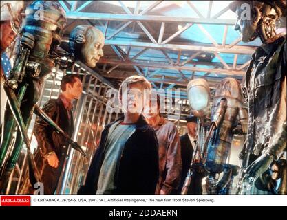 KEIN FILM, KEIN VIDEO, KEIN TV, KEIN DOKUMENTARFILM - © KRT/ABACA. 26754-5. USA, 2001. A.I. Artificial Intelligence, der neue Film von Steven Spielberg. Im Bild: Haley Joel Osment und Jude Law Stockfoto