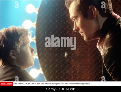 KEIN FILM, KEIN VIDEO, KEIN TV, KEIN DOKUMENTARFILM - © KRT/ABACA. 26754-4. USA, 2001. A.I. Artificial Intelligence, der neue Film von Steven Spielberg. Im Bild: Haley Joel Osment und Jude Law Stockfoto