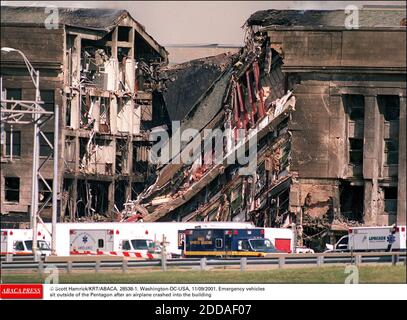 KEIN FILM, KEIN VIDEO, KEIN FERNSEHEN, KEIN DOKUMENTARFILM - © SCOTT HAMRICK/KRT/ABACA. 28538-1. Washington-DC-USA, 11/09/2001. Rettungsfahrzeuge sitzen außerhalb des Pentagons, nachdem ein Flugzeug in das Gebäude abgestürzt ist Stockfoto