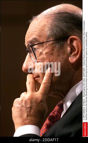 KEIN FILM, KEIN VIDEO, KEIN TV, KEIN DOKUMENTARFILM - © KRT/ABACA. 27783-2. Washington-DC-USA, 24/07/2001. Alan Greenspan, der Vorsitzende des Federal Reserve Board, bezeugte vor dem Bankenausschuss des Senats in seinem halbjährlichen Bericht über die Geldpolitik. Stockfoto