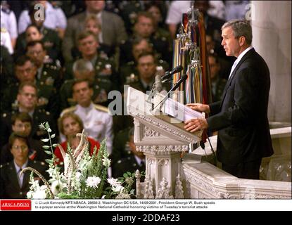 KEIN FILM, KEIN VIDEO, KEIN TV, KEIN DOKUMENTARFILM - © CHUCK KENNEDY/KRT/ABACA. 28656-2. Washington-DC-USA, 14/09/2001. Präsident George W. Bush spricht zu einem Gottesdienst in der Washington National Cathedral, in dem die Opfer der Terroranschläge vom Dienstag geehrt werden Stockfoto