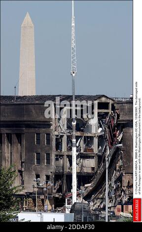 KEIN FILM, KEIN VIDEO, KEIN FERNSEHEN, KEIN DOKUMENTARFILM - © CHARLES FOX/KRT/ABACA. 28580-3. Washington-DC-USA, 12/09/2001. Die beschädigte Seite des Pentagon ist mit dem Washington Monument im Hintergrund zu sehen. Stockfoto