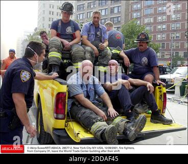 KEIN FILM, KEIN VIDEO, KEIN FERNSEHEN, KEIN DOKUMENTARFILM - © AKIRA SUWA/KRT/ABACA. 28577-2. New York City-NY-USA, 12/09/2001. Feuerwehrleute der Firma 31 verlassen das Gebäude des World Trade Centers nach ihrer Schicht Stockfoto