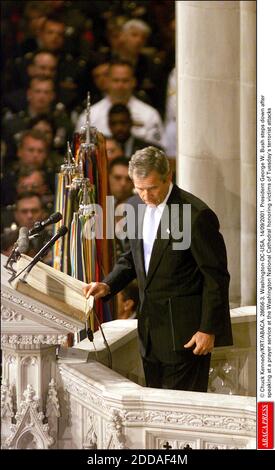KEIN FILM, KEIN VIDEO, KEIN TV, KEIN DOKUMENTARFILM - © CHUCK KENNEDY/KRT/ABACA. 28656-3. Washington-DC-USA, 14/09/2001. Präsident George W. Bush tritt zurück, nachdem er bei einem Gebetsgottesdienst in der Washington National Cathedral zu Ehren der Opfer der Terroranschläge vom Dienstag gesprochen hat Stockfoto