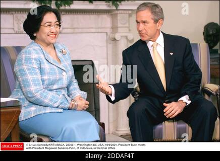 KEIN FILM, KEIN VIDEO, KEIN TV, KEIN DOKUMENTARFILM - © CHUCK KENNEDY/KRT/ABACA. 28769-1. Washington-DC-USA, 19/9/2001. Präsident Bush trifft sich im Oval Office mit dem indonesischen Präsidenten Megawati Sukarnoputri Stockfoto