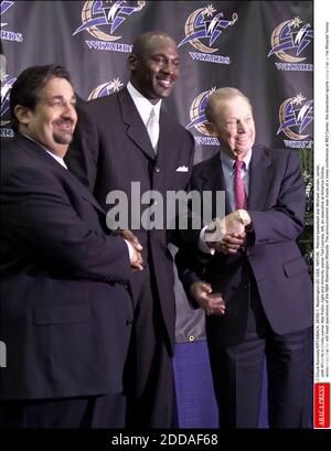 KEIN FILM, KEIN VIDEO, KEIN TV, KEIN DOKUMENTARFILM - © CHUCK KENNEDY/KRT/ABACA. 28793-1. Washington-DC-USA, 19/01/00. Pensionierter Basketballstar Michael Jordan, Mitte, mit Wizards Mehrheitseigner Abe Pollin, rechts- und Minderheitseigner Ted Leonis, links, ein Executive bei America Online, kündigte an, dass er hea Stockfoto