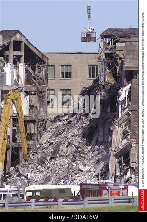 KEIN FILM, KEIN VIDEO, KEIN FERNSEHEN, KEIN DOKUMENTARFILM - © JIM BARCUS/KRT/ABACA. 28689-1. Washington-DC-USA. 16/09/01. Beamte untersuchen den Schaden im Pentagon am Sonntag, den 16. September 2001. Stockfoto