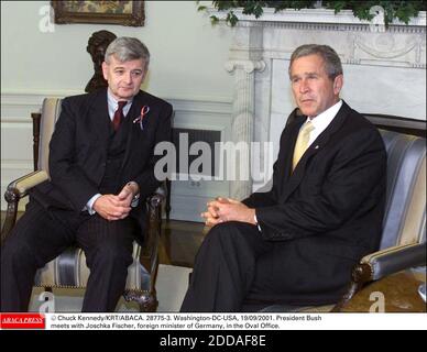 KEIN FILM, KEIN VIDEO, KEIN TV, KEIN DOKUMENTARFILM - © CHUCK KENNEDY/KRT/ABACA. 28775-3. Washington-DC-USA, 19/09/2001. Präsident Bush trifft sich mit dem deutschen Außenminister im Oval Office. Stockfoto