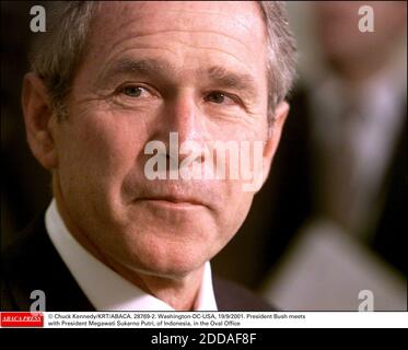 KEIN FILM, KEIN VIDEO, KEIN TV, KEIN DOKUMENTARFILM - © CHUCK KENNEDY/KRT/ABACA. 28769-2. Washington-DC-USA, 19/9/2001. Präsident Bush trifft sich im Oval Office mit dem indonesischen Präsidenten Megawati Sukarno Putri Stockfoto