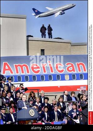 KEIN FILM, KEIN VIDEO, KEIN TV, KEIN DOKUMENTARFILM - © DAVE GULDAN/KRT/ABACA. 28977-2. Chicago-IL-USA, 27/9/2001. Präsident George W. Bush spricht am Donnerstagmorgen, dem 27. September 2001, vor einer Menschenmenge, die am O'Hare International Airport in Chicago, Illinois, versammelt ist. Der Flughafen hat viele seiner täglichen Flugbahn wieder aufgenommen Stockfoto