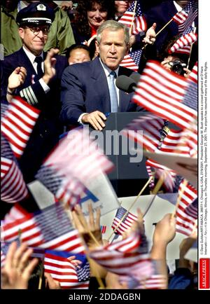 KEIN FILM, KEIN VIDEO, KEIN TV, KEIN DOKUMENTARFILM - © DAVE GULDAN/KRT/ABACA. 28977-1. Chicago-IL-USA, 27/9/2001. Präsident George W. Bush spricht am Donnerstagmorgen, dem 27. September 2001, vor einer Menschenmenge, die am O'Hare International Airport in Chicago, Illinois, versammelt ist. Der Flughafen hat viele seiner täglichen Flugbahn wieder aufgenommen Stockfoto