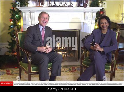 KEIN FILM, KEIN VIDEO, KEIN FERNSEHEN, KEIN DOKUMENTARFILM - © RODOLFO GONZALEZ/KRT/ABACA. 28937-1. Austin-TX-USA. 06/12/00. Republikanischer Präsidentschaftskandidat, Gouverneur George W. Bush, links, trifft sich am Mittwoch, 6. Dezember 2000, mit Condoleezza Rice, rechts, im Gouverneurshaus in Austin, Texas. Bush ha Stockfoto