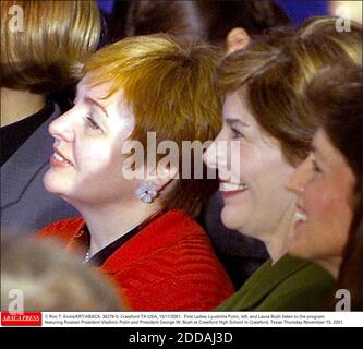 KEIN FILM, KEIN VIDEO, KEIN TV, KEIN DOKUMENTARFILM - © RON T. ENNIS/KRT/ABACA. 30276-5. Crawford-TX-USA, 15/11/2001. First Ladies Lyudmila Putin, links, und Laura Bush hören das Programm mit dem russischen Präsidenten Wladimir Putin und Präsident George W. Bush an der Crawford High School in Crawford, Texas Thur Stockfoto