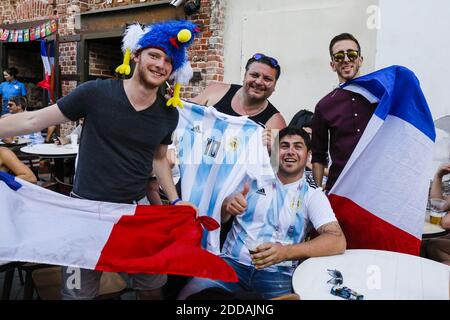 Vor der Frankreich-Argentinien 1/8 des Finales am 30. Juni treffen sich Anhänger Frankreichs und Argentiniens heute in der Nikolskaja Straße, Moskau, Russland am 28. Juni 2018. Foto von Henri Szwarc/ABACAPRESS.COM Stockfoto