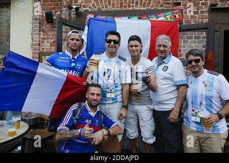 Vor der Frankreich-Argentinien 1/8 des Finales am 30. Juni treffen sich Anhänger Frankreichs und Argentiniens heute in der Nikolskaja Straße, Moskau, Russland am 28. Juni 2018. Foto von Henri Szwarc/ABACAPRESS.COM Stockfoto