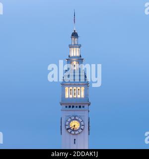 Beleuchtetes Fährgebäude in San Francisco, Kalifornien, USA Stockfoto