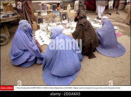 KEIN FILM, KEIN VIDEO, KEIN FERNSEHEN, KEIN DOKUMENTARFILM - © PETER ANDREW BOSCH/KRT/ABACA. 31258-4. Kabul-Afghanistan, 20/12/2001. Afghanische Frauen in Burkas Geschäft auf dem Shazada Markt gekleidet Stockfoto