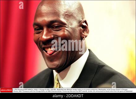 KEIN FILM, KEIN VIDEO, KEIN FERNSEHEN, KEIN DOKUMENTARFILM - © PHIL VELASQUEZ/KRT/ABACA. 31502-1. Chicago-IL-USA. 13/01/99. Basketballstar Michael Jordan blickt auf eine Pressekonferenz am Mittwoch im United Center in Chicago, Illinois. Nach 13 Saisons mit den Chicago Bulls, sechs NBA Championships, 10 Scoring Stockfoto