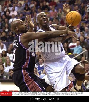 KEIN FILM, KEIN VIDEO, KEIN FERNSEHEN, KEIN DOKUMENTARFILM - © HARRY E. WALKER/KRT/ABACA. 31498-2. Washington-DC-USA. 16/11/01. Michael Jordan (23) von Washington Wizards wird in der ersten Hälfte des Spiels im MCI Center in Washington von Utah Jazz Byron Russell (3) gefoult. Stockfoto
