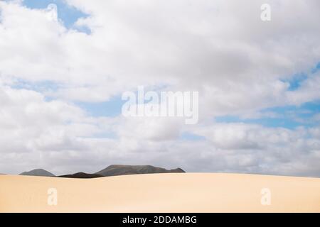 Malerischer Blick auf Sandstrand gegen bewölkter Himmel Stockfoto