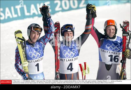 KEIN FILM, KEIN VIDEO, KEIN TV, KEIN DOKUMENTARFILM - © RON JENKINS/KRT/ABACA. 32693-1. Salt Lake City-UT-USA, 21/02/2002. Silbermedaillengewinner Bode Miller aus den USA, links, Goldmedaillengewinner Stephan Eberharter, Mitte, Österreich, und Bronzemedaillengewinner Kjus Lasse of, Norwegen, feiern gemeinsam nach Eber feiern Stockfoto