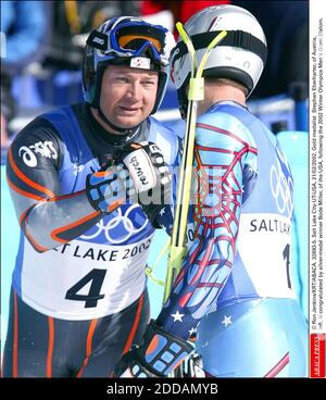 KEIN FILM, KEIN VIDEO, KEIN TV, KEIN DOKUMENTARFILM - © RON JENKINS/KRT/ABACA. 32693-5. Salt Lake City-UT-USA, 21/02/2002. Goldmedaillengewinner Stephan Eberharter aus Österreich, links, wird vom Silbermedaillengewinner Bode Miller aus den USA nach dem Riesenslalom der Olympischen Winterspiele 2002 gratuliert. Stockfoto