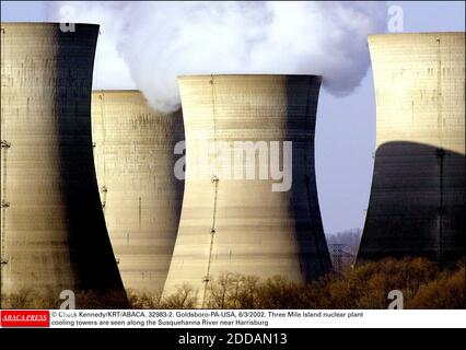 KEIN FILM, KEIN VIDEO, KEIN TV, KEIN DOKUMENTARFILM - © CHUCK KENNEDY/KRT/ABACA. 32983-2. Goldsboro-PA-USA, 3. 6. 2002. Die Kühltürme des Atomkraftwerks Three Mile Island befinden sich entlang des Susquehanna River in der Nähe von Harrisburg Stockfoto