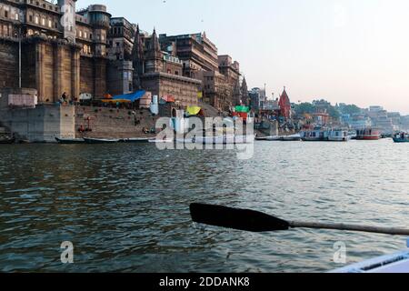 Indien, Uttar Pradesh, Varanasi, Stadtfront am Ufer des Flusses Ganges Stockfoto