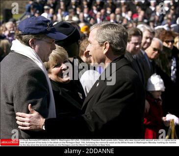 KEIN FILM, KEIN VIDEO, KEIN TV, KEIN DOKUMENTARFILM - © CHUCK KENNEDY/KRT/ABACA. 33057-5. Washington-DC-USA, 11/03/2002. Präsident Bush begrüßt John Yates, der bei dem Angriff auf das Pentagon am 11. September nach dem Gedenkereignis an über 30 Prozent seines Körpers bei Verbrennungen zweiten und dritten Grades verletzt wurde Stockfoto