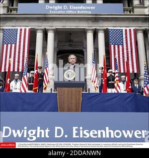 KEIN FILM, KEIN VIDEO, KEIN TV, KEIN DOKUMENTARFILM - © CHUCK KENNEDY/KRT/ABACA. 34495-2. Washington-DC-USA, 07/05/2002. Präsident George W. Bush nimmt an einer Zeremonie Teil, in der das Eisenhower Executive Office Building offiziell benannt wird. Das Gebäude befindet sich neben dem Weißen Haus mit vielen Büros des ehemaligen Stockfoto