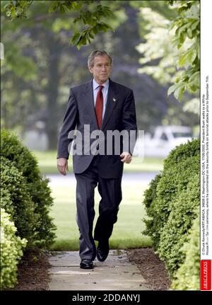 KEIN FILM, KEIN VIDEO, KEIN TV, KEIN DOKUMENTARFILM - © CHUCK KENNEDY/KRT/ABACA. 34839-2. Washington-DC-USA, 17/05/2002. Präsident Bush geht zu einer Rosengarten-Zeremonie im Weißen Haus, wo er die Sicherheitsbriefe zu Terroranschlägen vor dem 11. September kommentierte. Stockfoto