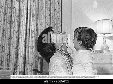 KEIN FILM, KEIN VIDEO, KEIN FERNSEHEN, KEIN DOKUMENTARFILM - © CECIL STOUGHTON/KRT/ABACA. 35753-5. Washington-DC-USA, 1963. Jacqueline Kennedy-Onassis spielt mit John F. Kennedy, Jr. in der Kinderstube des Weißen Hauses. Der Sohn des verstorbenen Präsidenten wurde zusammen mit seiner Frau und ihrer Schwester nach einem wahrscheinlichen Flugzeug vermisst Stockfoto