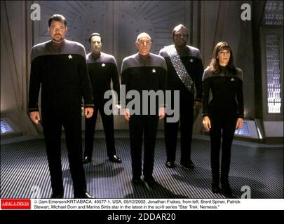 KEIN FILM, KEIN VIDEO, KEIN TV, KEIN DOKUMENTARFILM - © SAM EMERSON/KRT/ABACA. 40577-1. USA, 09/12/2002. Jonathan Frakes, von links, Brent Spiner, Patrick Stewart, Michael Dorn und Marina Sirtis sind in der neuesten Sci-Fi-Serie Star Trek: Nemesis zu sehen. Stockfoto